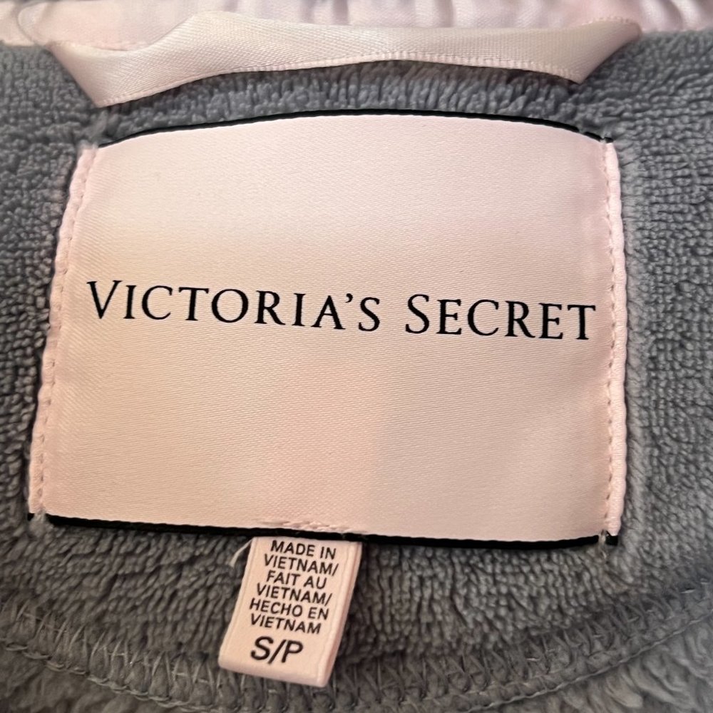 Victoria's Secret Women's Sleepwear Robe Gray Fleece Size S Belt Pocket - Picture 4 of 7